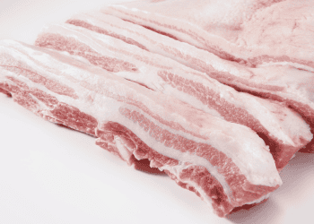Trozos de carne de cerdo fresca para inversión en Soria, destacando calidad y tradición.