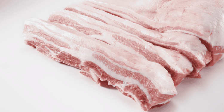 Trozos de carne de cerdo fresca para inversión en Soria, destacando calidad y tradición.