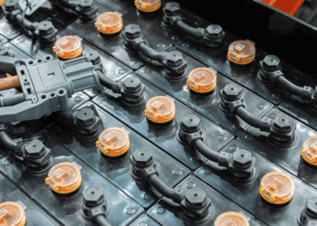 Baterías de almacenamiento energético con conexiones eléctricas en Chile.