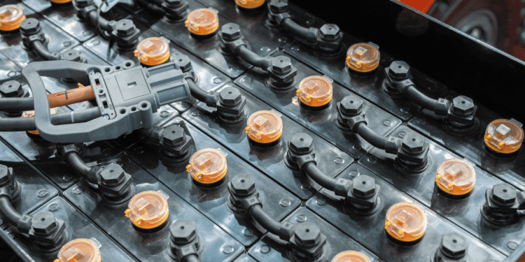 Baterías de almacenamiento energético con conexiones eléctricas en Chile.