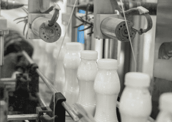 Máquina en línea produciendo botellas de leche en una fábrica en Soria.