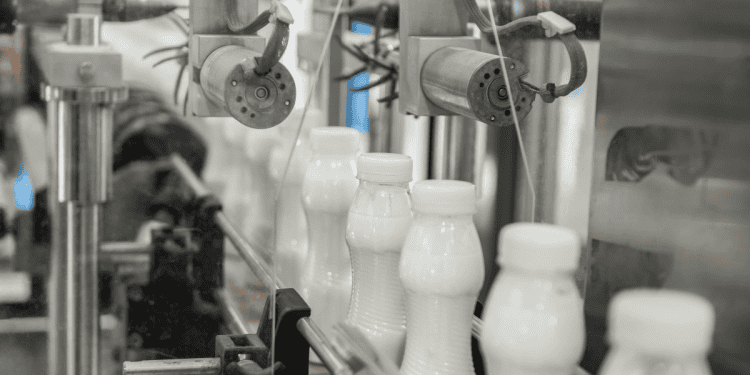 Máquina en línea produciendo botellas de leche en una fábrica en Soria.