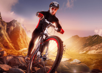 Mujer practicando ciclismo de montaña en Soria con paisaje montañoso al atardecer.