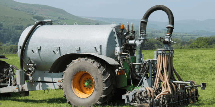 Maquinaria agrícola en Soria para tratamiento de purines en agricultura sostenible.