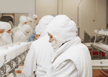 Trabajadores en una fábrica en Soria, en proceso de producción alimentaria.