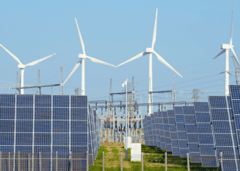 Energía renovable con aerogeneradores y paneles solares en Soria.