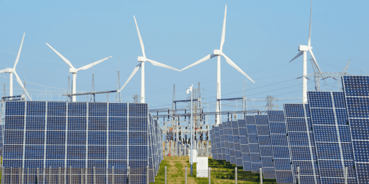 Energía renovable con aerogeneradores y paneles solares en Soria.