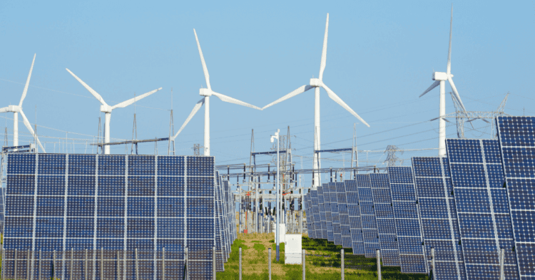 Energía renovable con aerogeneradores y paneles solares en Soria.