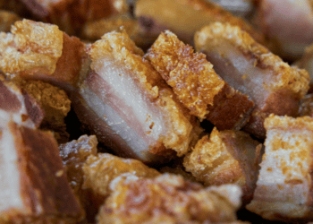 Trozos de tocino crujiente, delicioso y apetitoso.