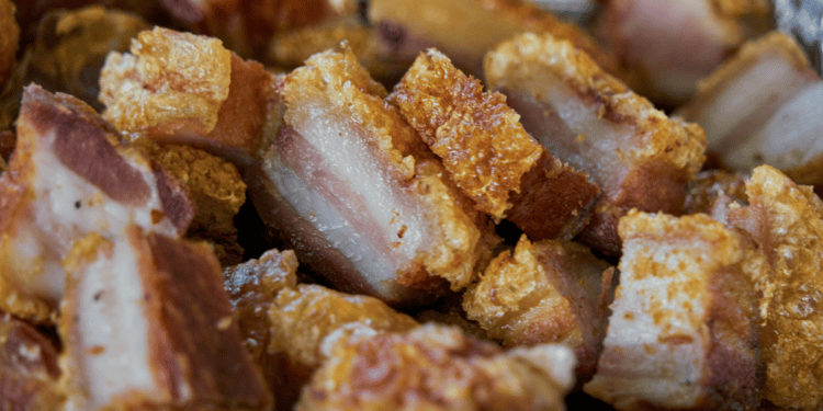 Trozos de tocino crujiente, delicioso y apetitoso.