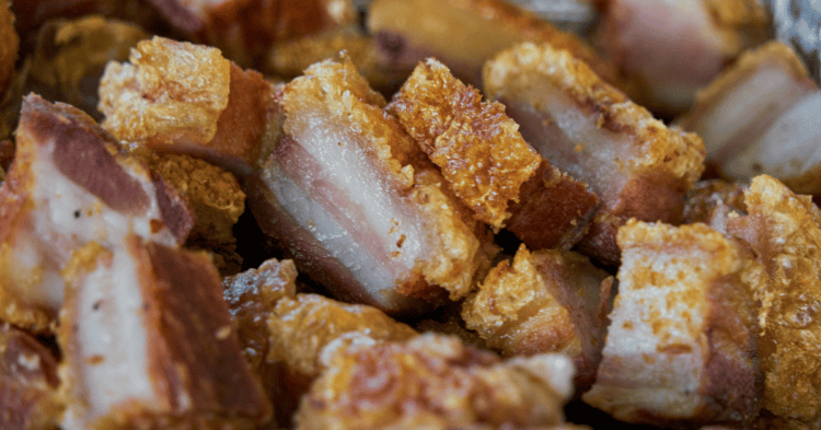 Trozos de tocino crujiente, delicioso y apetitoso.