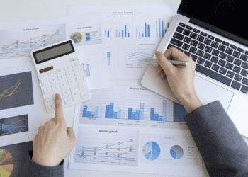 Personas analizando datos financieros y gráficos en oficina en Soria.