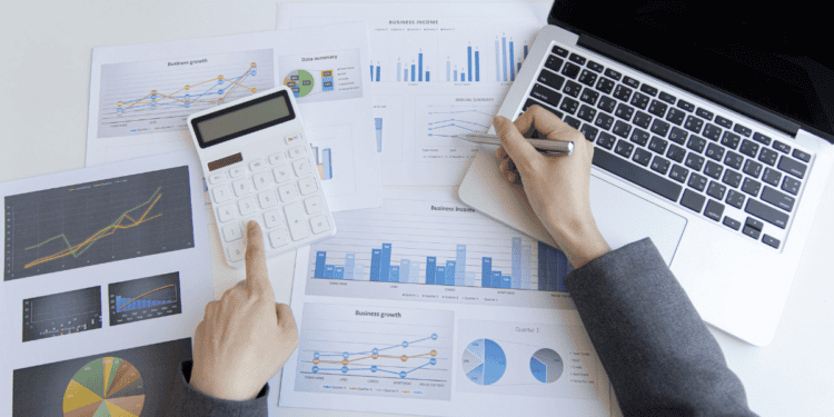 Personas analizando datos financieros y gráficos en oficina en Soria.