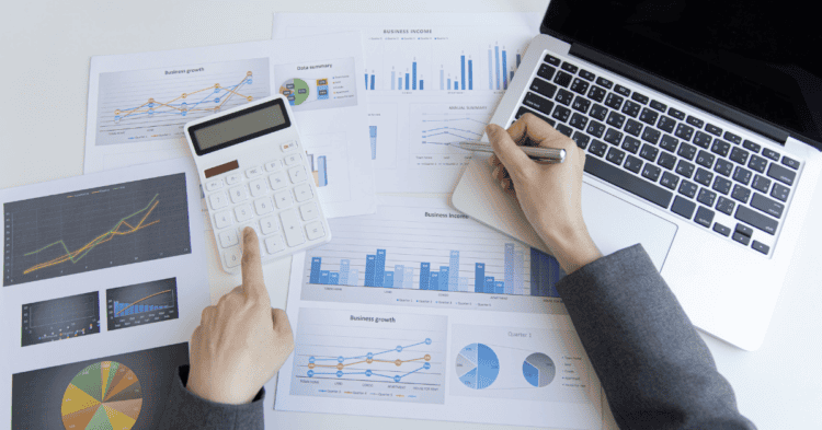 Personas analizando datos financieros y gráficos en oficina en Soria.