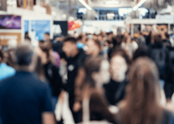 Multitud de personas en una feria empresarial en Soria.