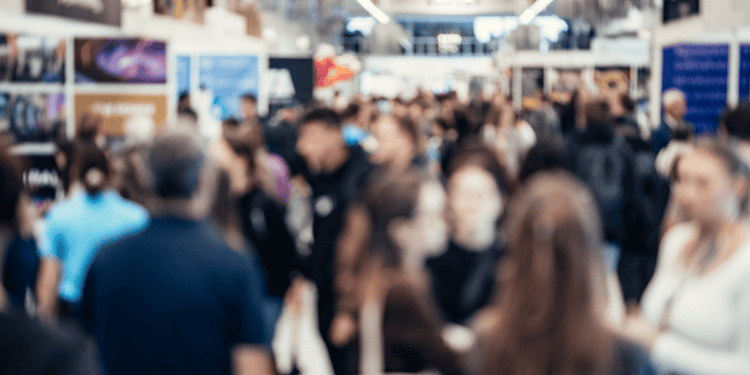 Multitud de personas en una feria empresarial en Soria.