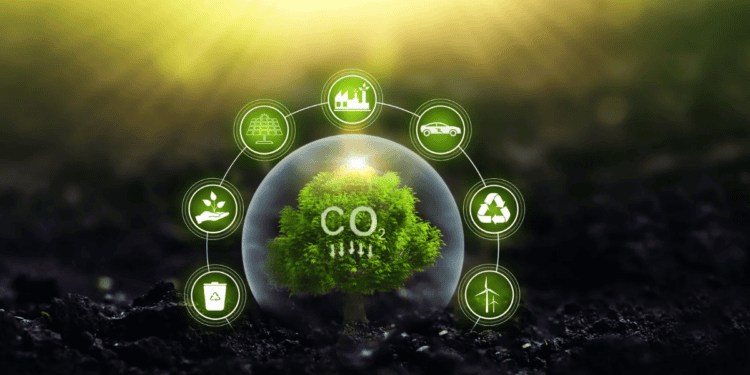 Árbol con símbolo de CO2 y iconos de energía limpia y reciclaje.