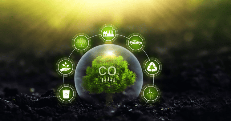 Árbol con símbolo de CO2 y iconos de energía limpia y reciclaje.