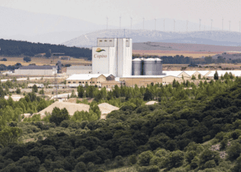 Centro logístico de Copiso en Rioseco rodeado de naturaleza y paisaje rural.
