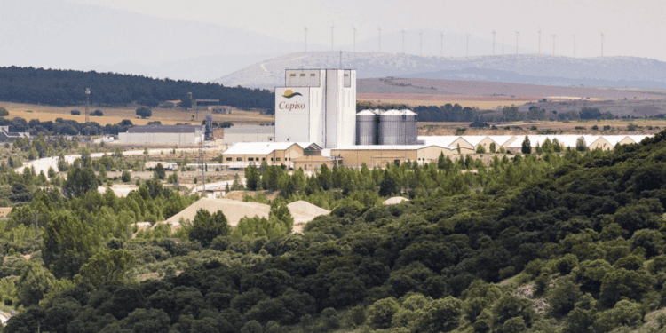 Centro logístico de Copiso en Rioseco rodeado de naturaleza y paisaje rural.