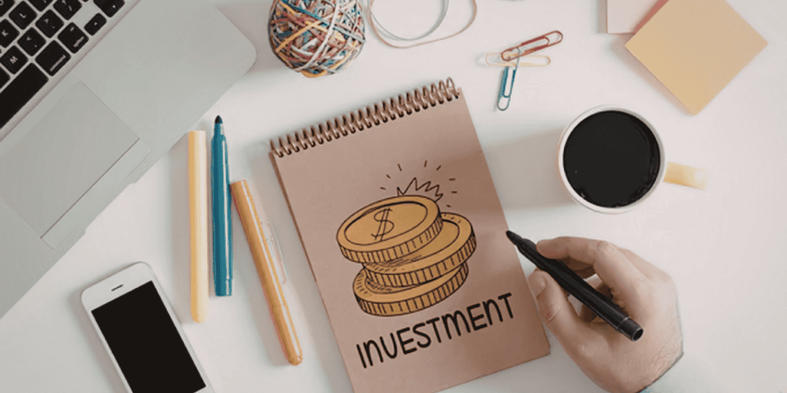 Inversión y emprendimiento en Soria: ceros y monedas en un cuaderno.