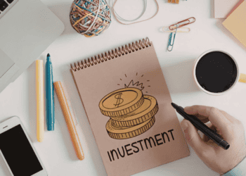 Inversión y emprendimiento en Soria: ceros y monedas en un cuaderno.