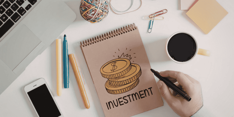Inversión y emprendimiento en Soria: ceros y monedas en un cuaderno.