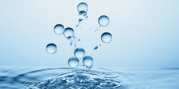 Gotas de agua cayendo y formando ondas en la superficie.